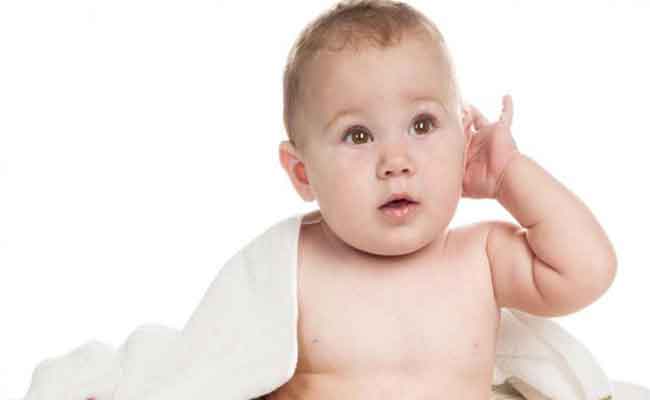 لماذا يستمر طفلي في فرك أذنيه؟ 6 أسباب يجب أن تعرفها كل أم جديدة…