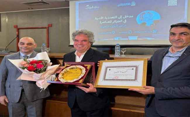 تكريم وزيرة الثقافة للروائي أمين الزاوي