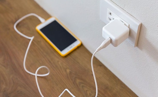 رخيصة لكنها خطيرة…احذروا شواحن الهواتف المزيفة