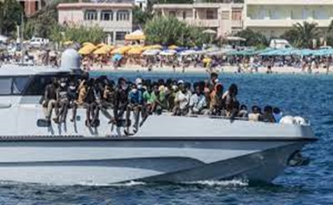 منظمة إنسانية تنقذ 26 مهاجرًا في البحر المتوسط