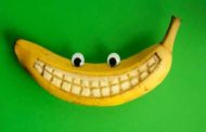 أضرار قشر الموز للأسنان ضئيلة جداً مقارنة بفوائده وفق طبيبة...