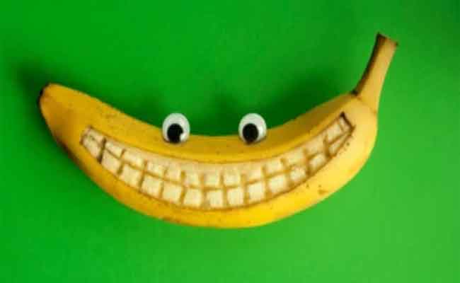 أضرار قشر الموز للأسنان ضئيلة جداً مقارنة بفوائده وفق طبيبة…