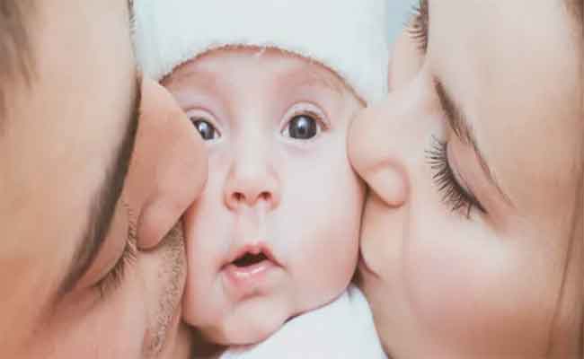 دراسات تحذر: احتضني طفلك ولا تقبليه