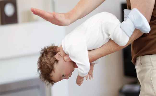 مخاطر بلع الطفل للورق الأعراض وطرق والعلاج…