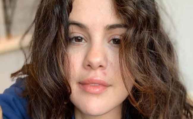 سيلينا غوميز على طبيعتها بلا مكياج…مع أم ضد إطلالتها؟