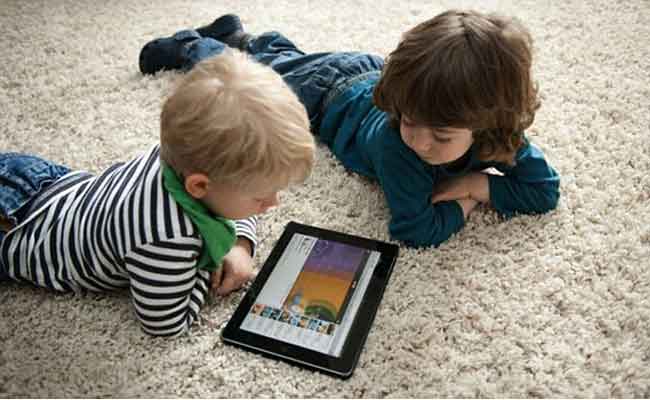 مخاطر قضاء طفلك الساعات أمام الشاشات…والأنشطة البديلة