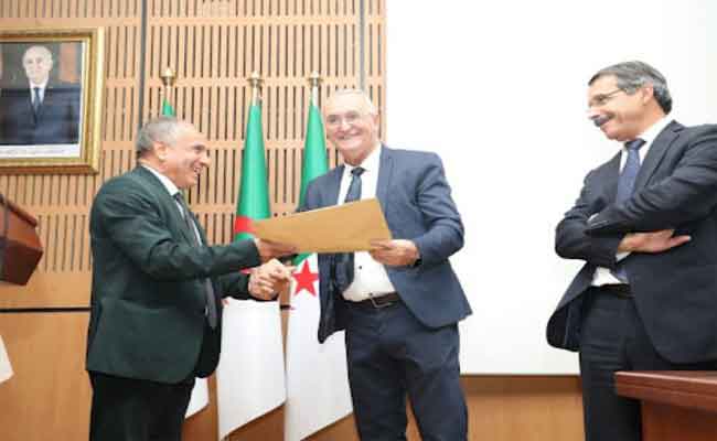 فايد يشرف على مراسم تسليم الإعتمادات المالية لمختلف الدوائر الوزارية