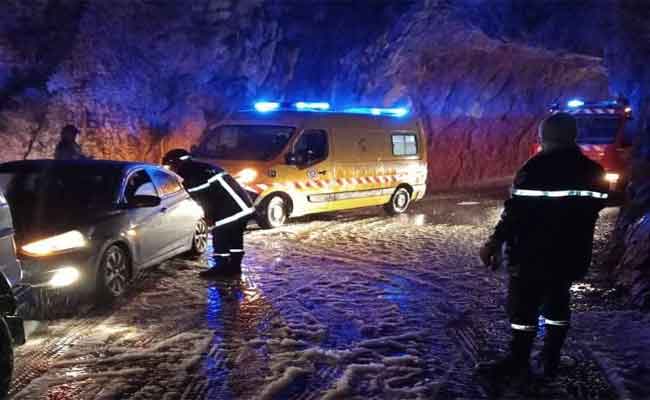 إنقاذ عائلة حاصرتها الثلوج داخل سيارة بالبويرة