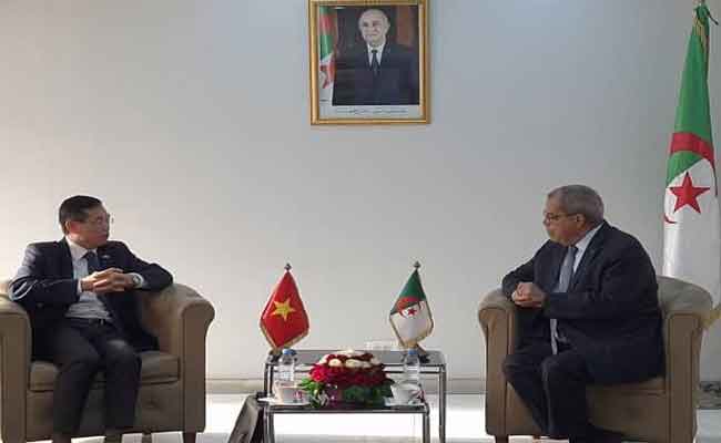 استقبال عون لسفير الفيتنام بالجزائر