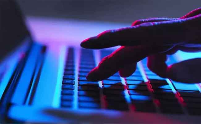 الإطاحة بشبكة إجرامية تحترف النصب عبر الفايسبوك بمستغانم