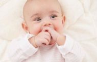7 طرق لتشجيع نمو طفلك من عمر 0-3 أشهر