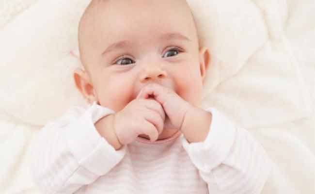 7 طرق لتشجيع نمو طفلك من عمر 0-3 أشهر