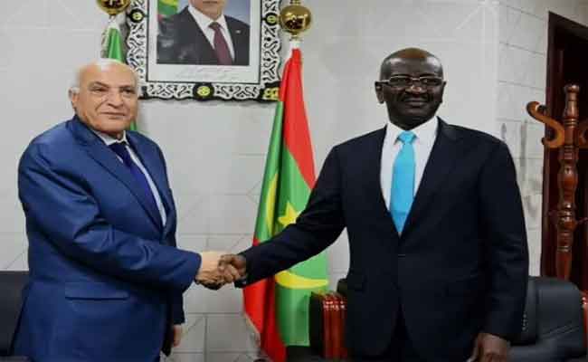 عطاف يتحادث مع نظيره الموريتاني