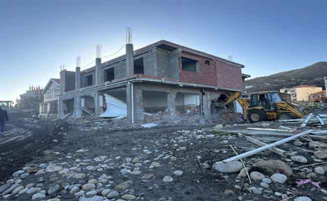 سلطات توجة تهدم 51 بناية غير شرعية بشاطئ تغرمت