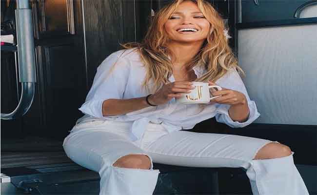 سر رشاقة جينيفر لوبيز…تجاوزت الـ50 وقوامها يبدو في الـ30