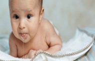ما الذي يسبب العطس عند الأطفال حديثي الولادة وهل هو طبيعي؟