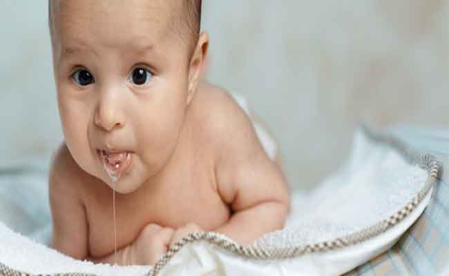 ما الذي يسبب العطس عند الأطفال حديثي الولادة وهل هو طبيعي؟