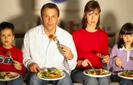 محاذير الأكل خلال مشاهدة التلفاز وفق أخصائية تغذية إكلينيكية
