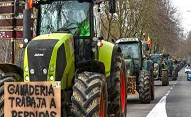احتجاجات المزارعين تغلق الشوارع في جميع أنحاء إسبانيا