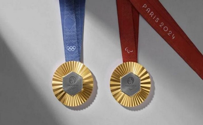 برج إيفل يُزين ميداليات أولمبياد باريس...