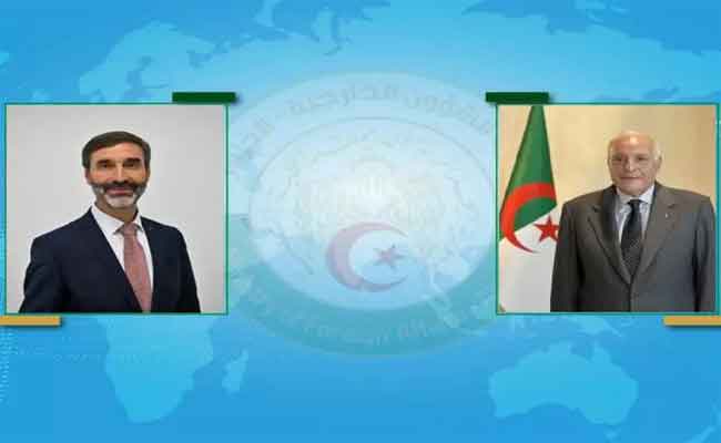 عطاف يجري محادثات هاتفية مع نظيره السلوفاكي