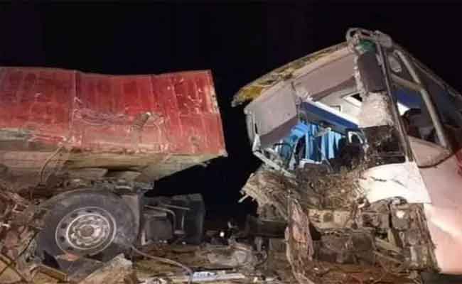 اصطدام بين شاحنة وحافلة يخلف قتيلان و 6 مصابين بتمنراست