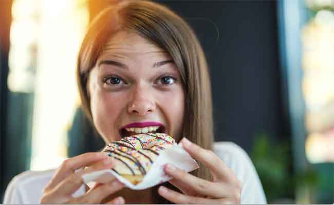 هل ترغبين في تناول السكر بشدة؟…إليك الأسباب والبدائل الصحية