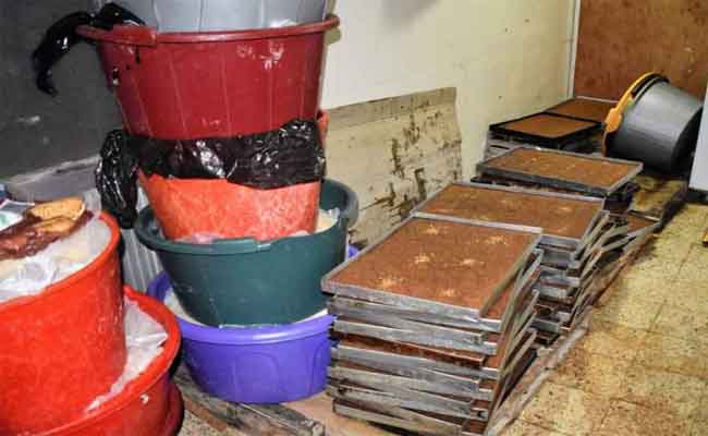 في غياب شروط النظافة يتم تحضير حلويات رمضانية بأحد المحلات بمعسكر