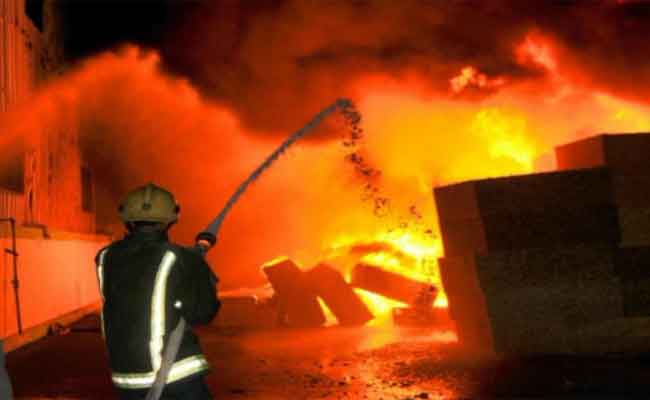 نشوب حريق مهول بمصنع في غرداية يخلف اختناق شخصين