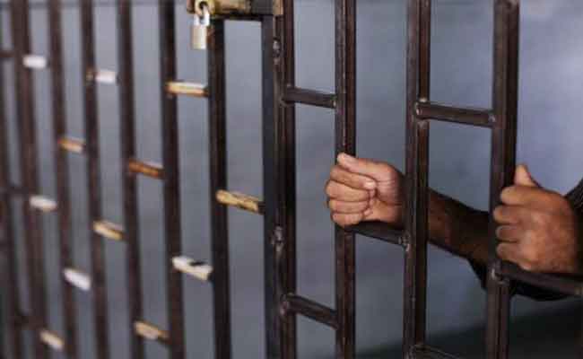 حبس جمركيَيَن بالمطار على ذمة التحقيق تلقيا رشاوى لتسهيل فرار بارون مخدرات