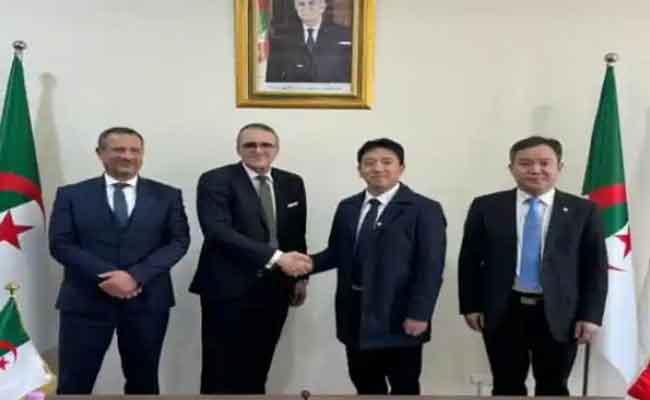 إشراف رخروخ على مراسم التوقيع على الصفقة المتعلقة بتوسعة ميناء عنابة