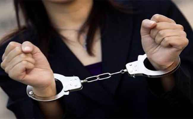 إدانة فتاة بعام حبسا تورطت في كسر زجاج شباك حجز تذاكر الحافلات ببجاية