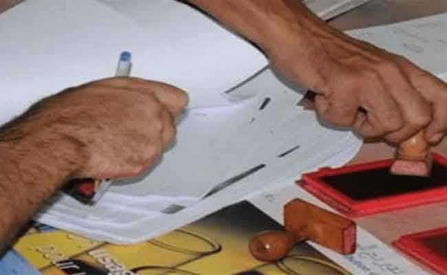 الإطاحة بخمسيني يحترف تزوير المحررات الإدارية والمصرفية بتيارات