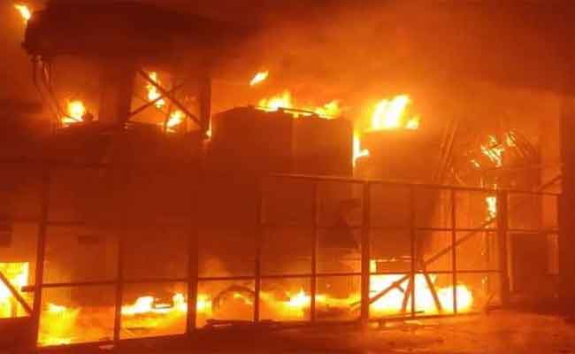 نشوب حريق مهول بمركز تحويل الضغط العالي تابع لسونلغاز بتوقرت