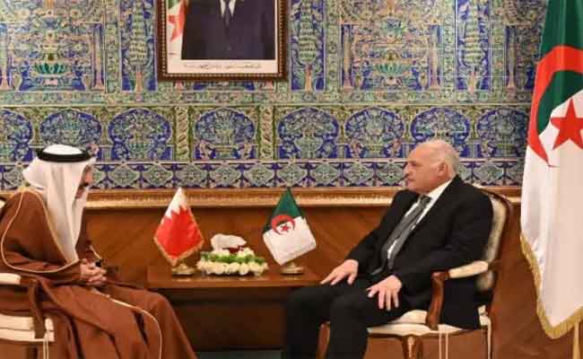 السفير البحريني يؤدي زيارة وداع لعطاف