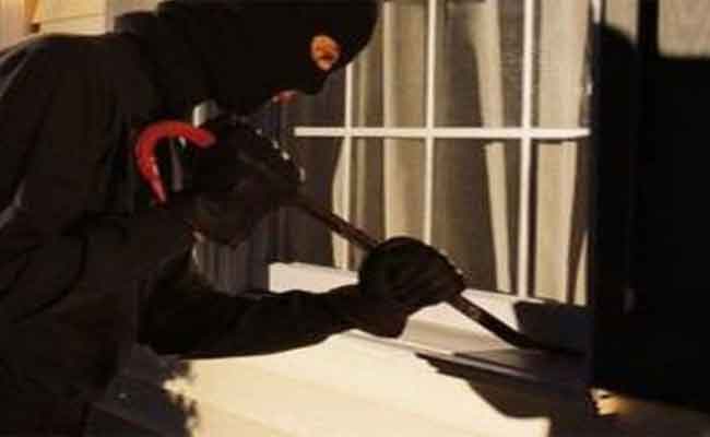 إلقاء القبض على ثلاثيني يمتهن سرقة المحلات التجارية ببجاية