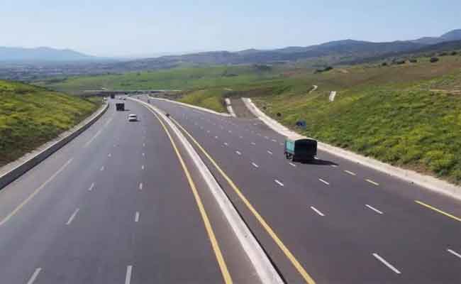 سلطات غليزان تمنع البيع على حواف الطريق السيار