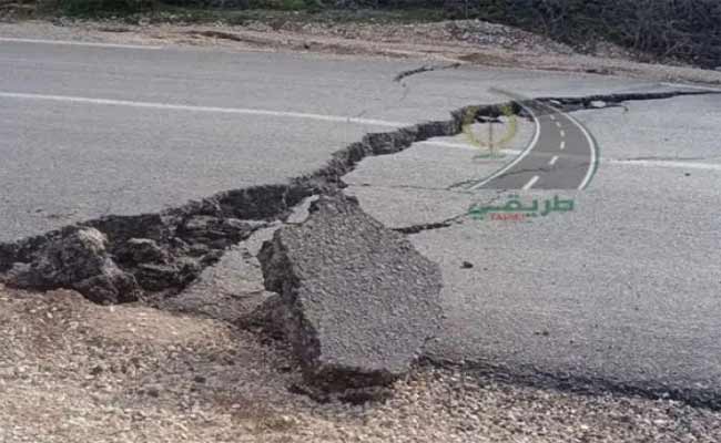 التحذير من تشقق واهتراء الطريق الوطني رقم 30 الرابط بين ولايتي تيزي وزو والبويرة