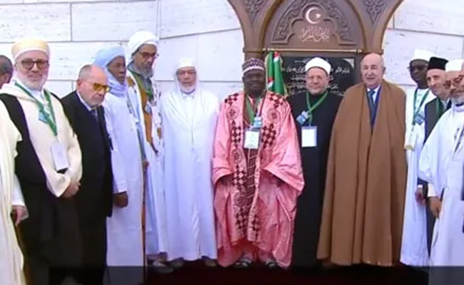 في الجزائر يكرم الإمام الفاجر والإمام الشاذ ويسجن الإمام الصالح