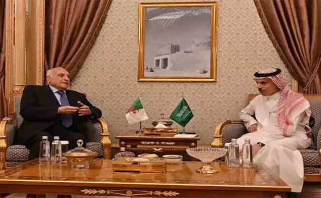 عطاف يجري محادثات ثنائية مع نظيره السعودي بالرياض