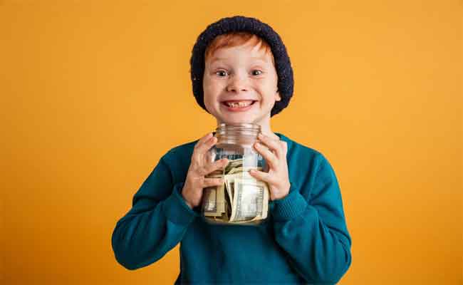 إعطاء العيدية للطفل أولى خطواته لتعلم الادخار