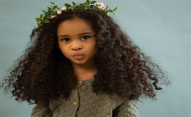 كيف تعتنين بشعر طفلتك المجعّد من دون خجل؟