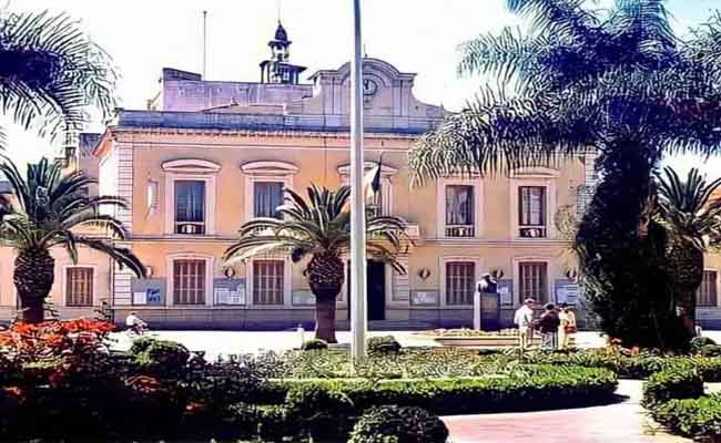 احتجاج عمال ببلدية بوفاريك باقتحام اجتماع لرئيس بلديتهم