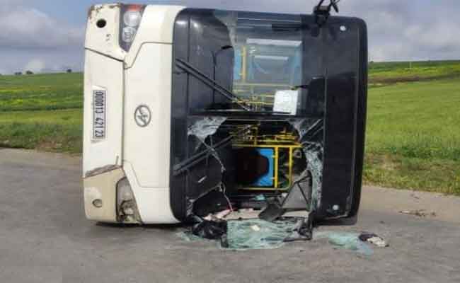 انحراف حافلة لنقل العمال يخلف 30 مصابا بعنابة