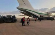 المساعدات الإنسانية الجزائرية الموجهة للفلسطينيين تصل إلى مطار العريش بمصر