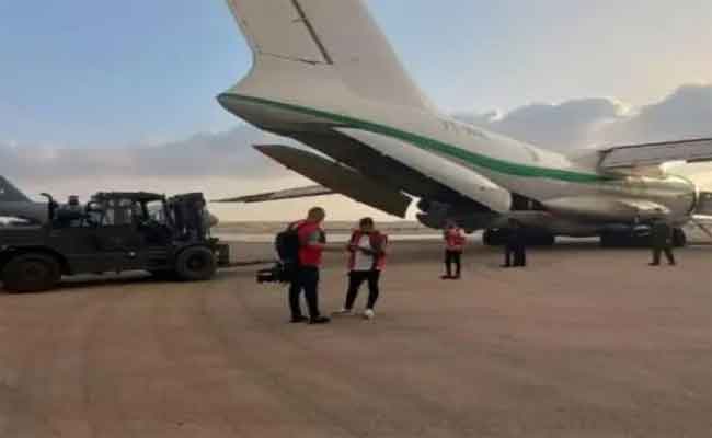 المساعدات الإنسانية الجزائرية الموجهة للفلسطينيين تصل إلى مطار العريش بمصر