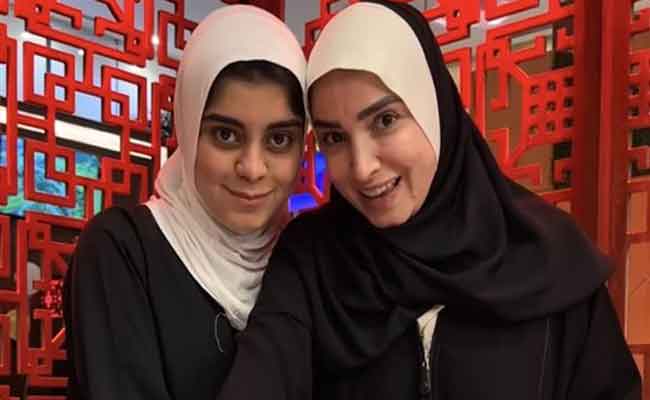 روجينا تحتفل بيوم ميلادها مع ابنتها بالحجاب من المدينة المنورة…