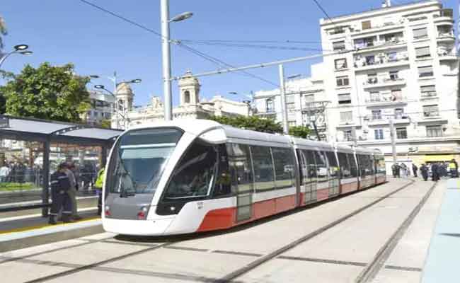 سقوط سلك نقل الكهرباء يتسبب في توقف خدمة الترامواي بوهران