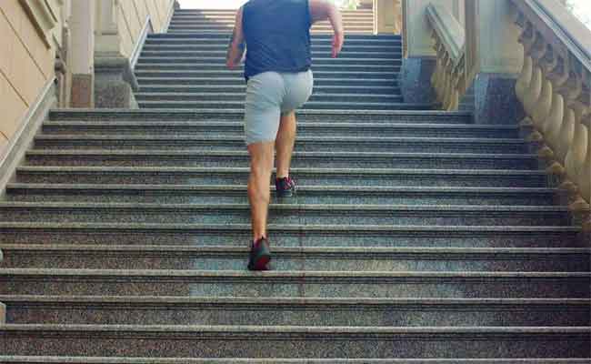 أسباب تجعلك تفضلين صعود الدرج…منها حرق الدهون وفق طبيبة