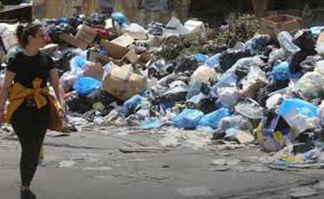 النفايات تهدد القوة الضاربة بخطر الأمراض والكوارث البيئية